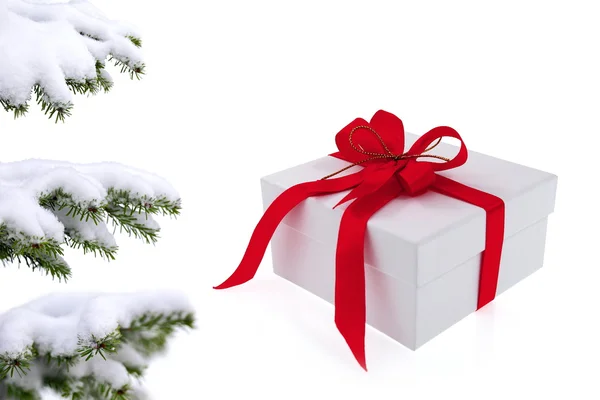 Weihnachtsbaum über Geschenk mit roter Schleife — Stockfoto
