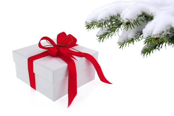 Árbol de Navidad sobre regalo con cinta roja — Foto de Stock