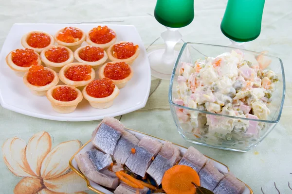 Festlich gedeckter Tisch mit rotem Kaviar und Salaten — Stockfoto