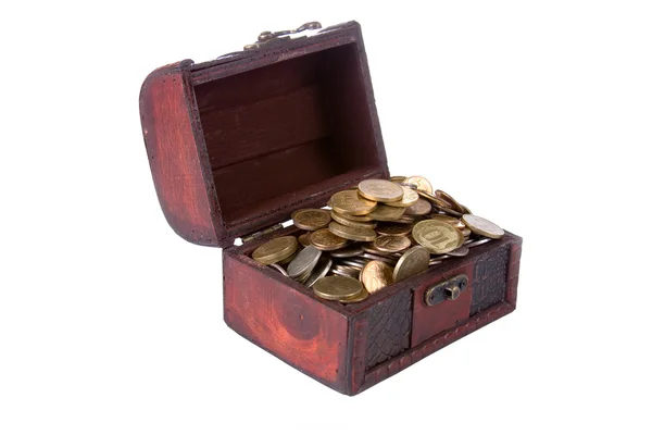 Открытый сундук с монетами — стоковое фото