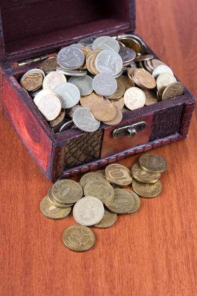Caixa aberta com moedas — Fotografia de Stock