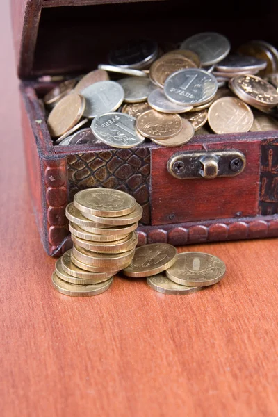 Pecho abierto con monedas — Foto de Stock