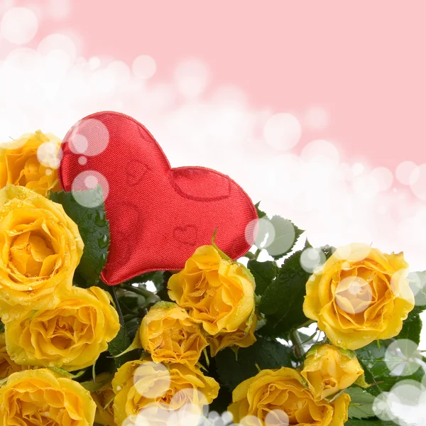 Krásné žluté růže a srdce — Stock fotografie