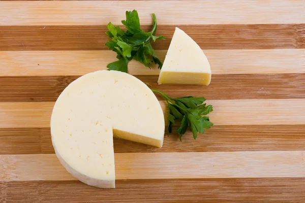 Cortar queso redondo —  Fotos de Stock