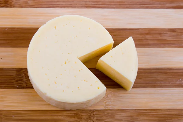 Tagli il formaggio rotondo — Foto Stock