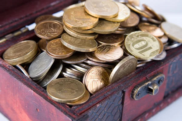 Открытый сундук с монетами — стоковое фото