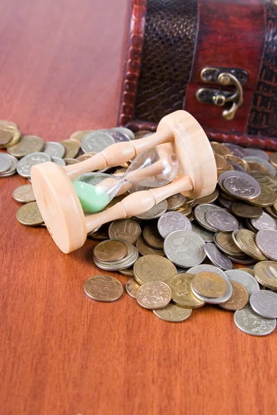 Caixa aberta com moedas e ampulheta — Fotografia de Stock