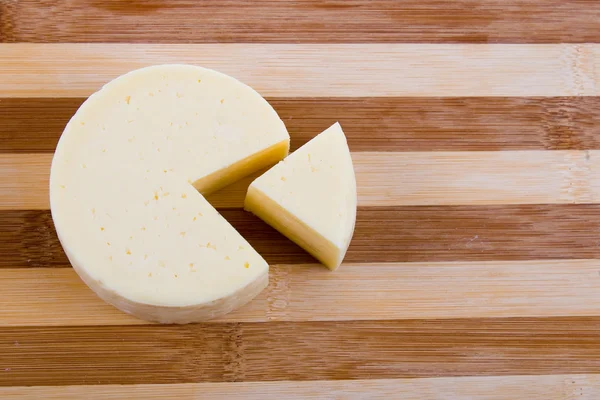 Tagli il formaggio rotondo — Foto Stock