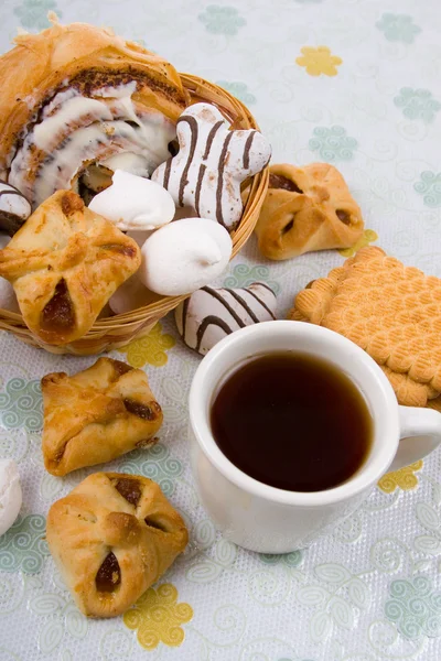 Fincan çay ve bisküvi — Stok fotoğraf