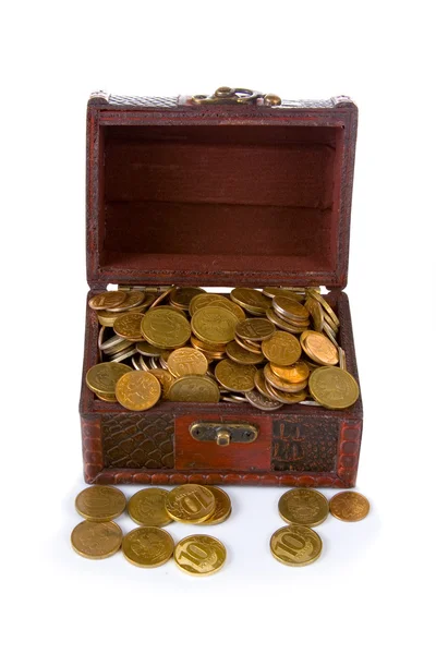 Pecho abierto con monedas — Foto de Stock