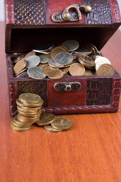 Otevřít hrudník s mincí — Stock fotografie