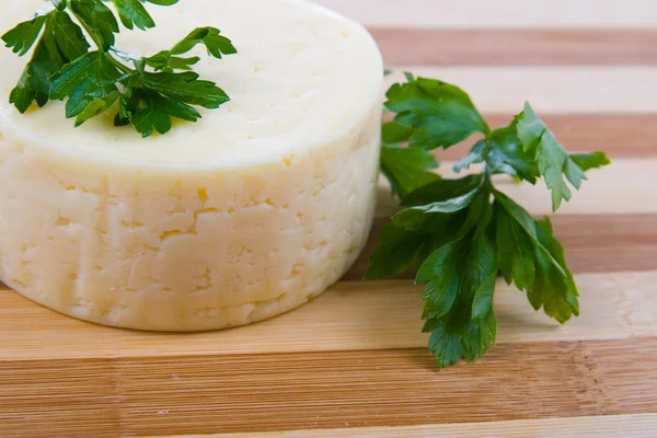 Rund ost på en planka — Stockfoto