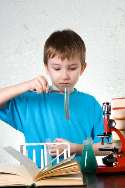 Chlapec hraje v akademické chemik — Stock fotografie