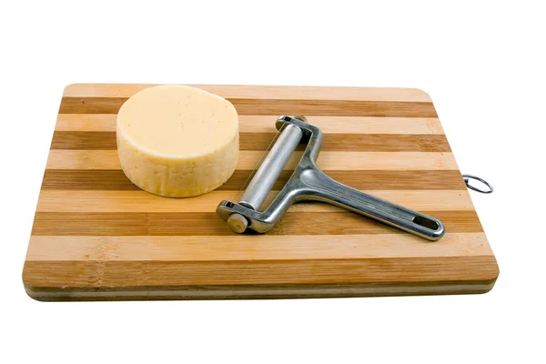 Kulatý sýr na dřevěném prkénku — Stock fotografie