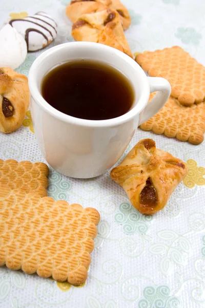 Cup of tea and biscuits — Stock Photo, Image