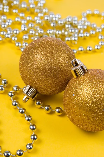 黄色の背景上のクリスマスの装飾 — ストック写真