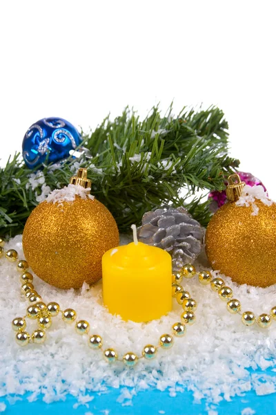 雪中的圣诞装饰品 免版税图库图片