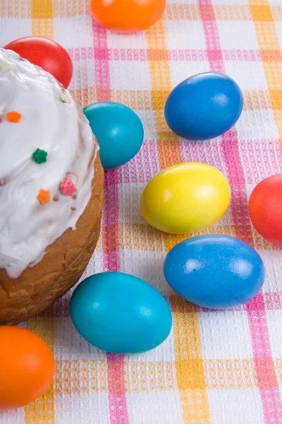 Пасхальные яйца и торт — стоковое фото
