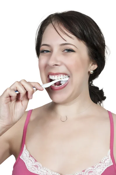 Schöne Frau beim Zähneputzen — Stockfoto