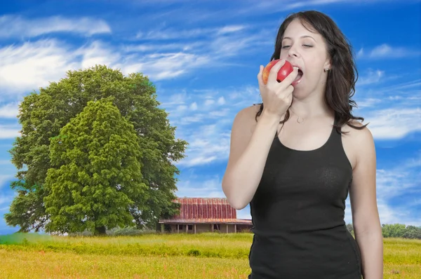Kvinna äter ett äpple — Stockfoto