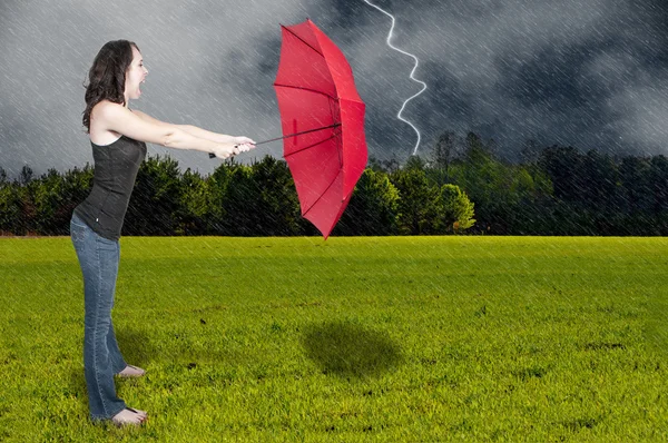 Mujer sosteniendo paraguas — Foto de Stock