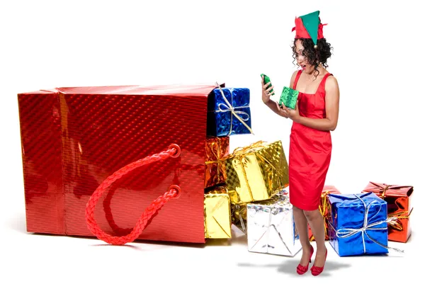 Mujer negra abriendo un adorno de Navidad —  Fotos de Stock
