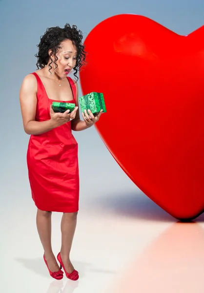 Mujer negra abriendo un regalo de San Valentín —  Fotos de Stock