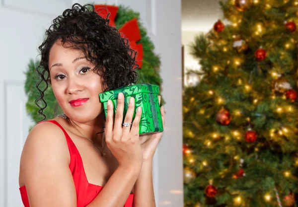 Svart kvinna öppnar en jul eller födelsedagspresent — Stockfoto