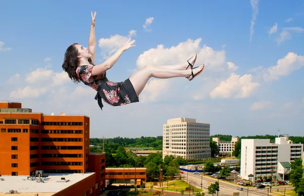 Жінка падає через небо — стокове фото