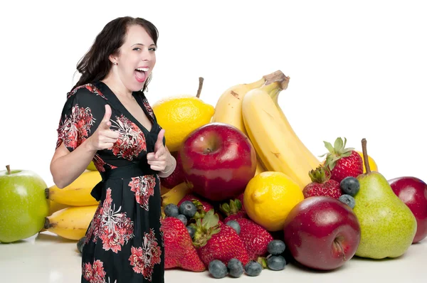 Женщина с разнообразными фруктами — стоковое фото