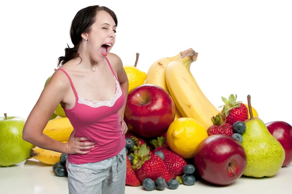 Frau und verschiedene Früchte — Stockfoto