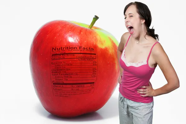 Красное вкусное яблоко с этикеткой питания — стоковое фото