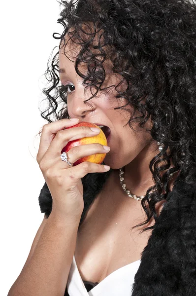 Mujer comiendo una manzana —  Fotos de Stock