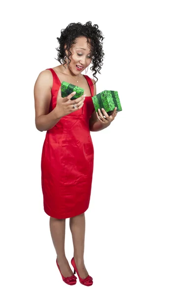 Schwarze Frau beim Öffnen eines Weihnachts- oder Geburtstagsgeschenks — Stockfoto