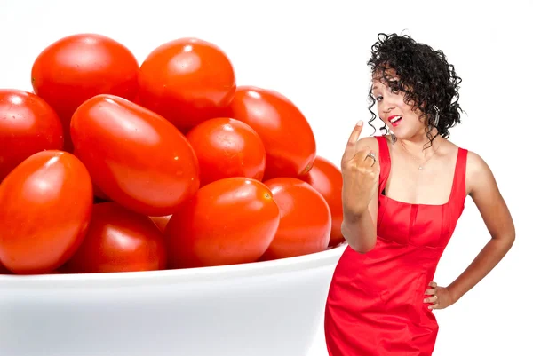 Mulher negra e tomate cereja — Fotografia de Stock