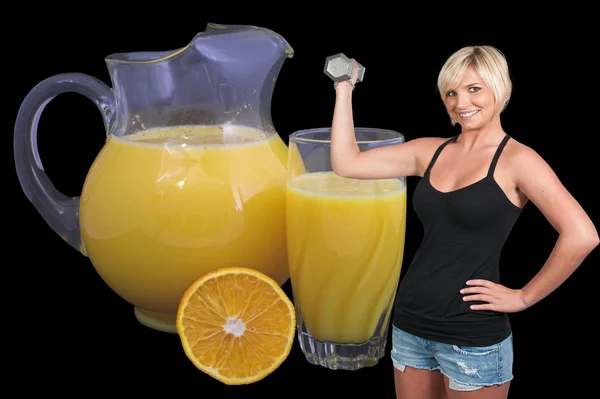 Mulher bonita levantando pesos por suco de laranja — Fotografia de Stock