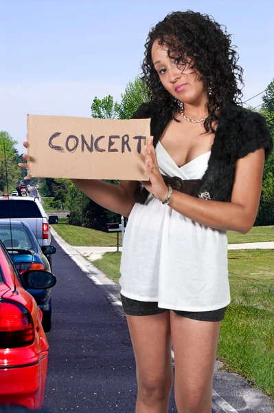 Kvinna hitch vandring till en konsert — Stockfoto