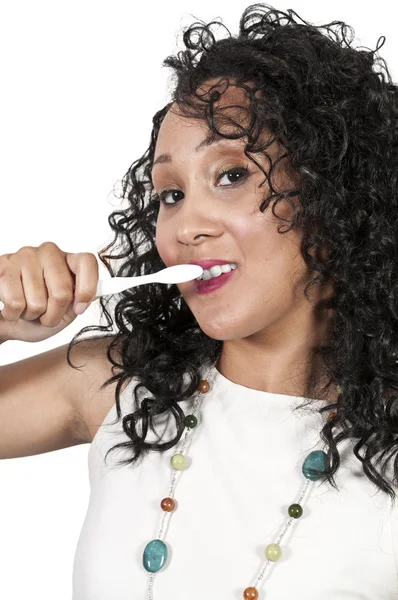 Mulher negra bonita escovando dentes — Fotografia de Stock