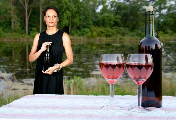 Kadın şarap ile — Stok fotoğraf