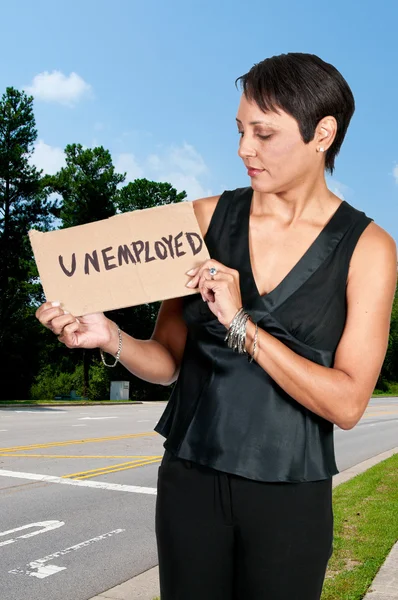 Mujer sosteniendo una señal de desempleo —  Fotos de Stock