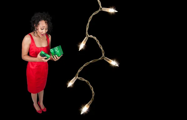 Mujer Negra Abriendo un regalo de Navidad o cumpleaños — Foto de Stock