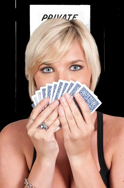 Kvinna spelkort — Stockfoto