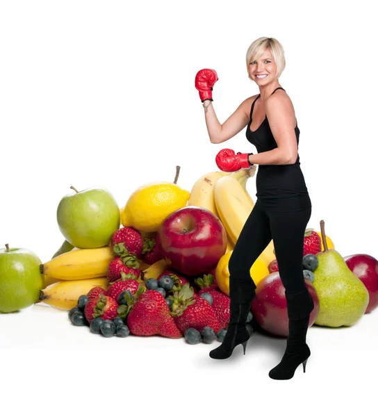 Een vrouw bokser en diverse vruchten — Stockfoto