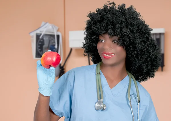 Жінка-лікар тримає яблуко — стокове фото