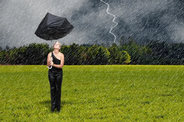 Parapluie femme exploitation — Photo