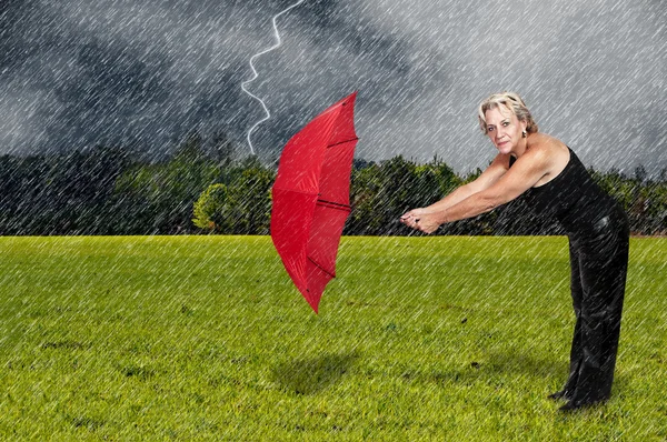Parasol gospodarstwa kobieta — Zdjęcie stockowe