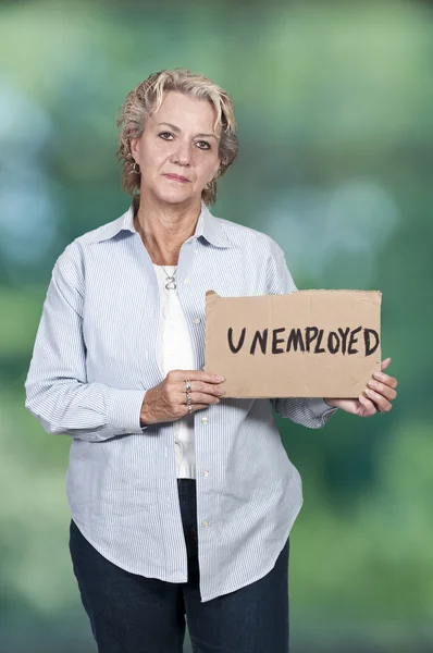 Женщина с табличкой о безработице — стоковое фото