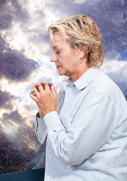 女性の祈り — ストック写真