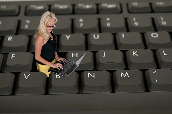 Žena používající notebook — Stock fotografie