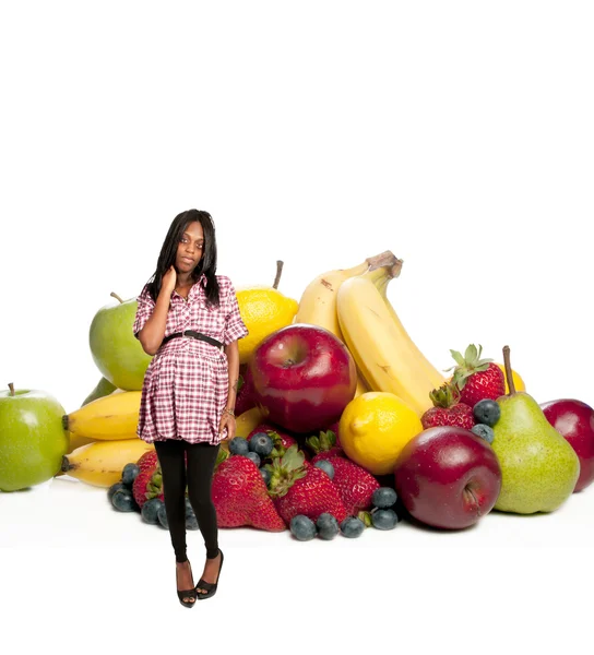 Μαύρη γυναίκα με διάφορα φρούτα — Φωτογραφία Αρχείου